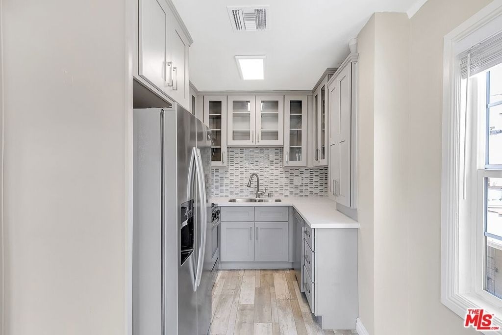 8613 1/4 W Olympic Boulevard - Photo 4