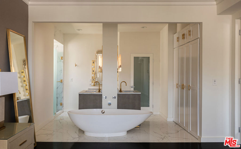 1424 N Crescent Heights Boulevard - Photo 8