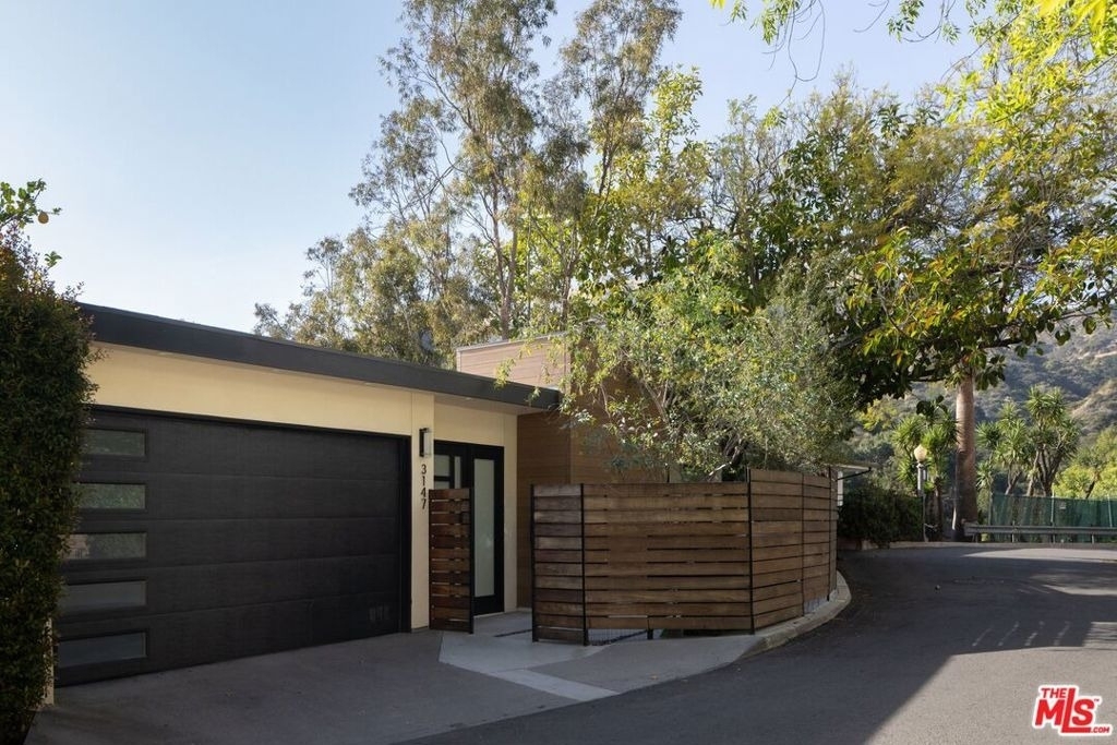 3147 Hollyridge Drive - Photo 11