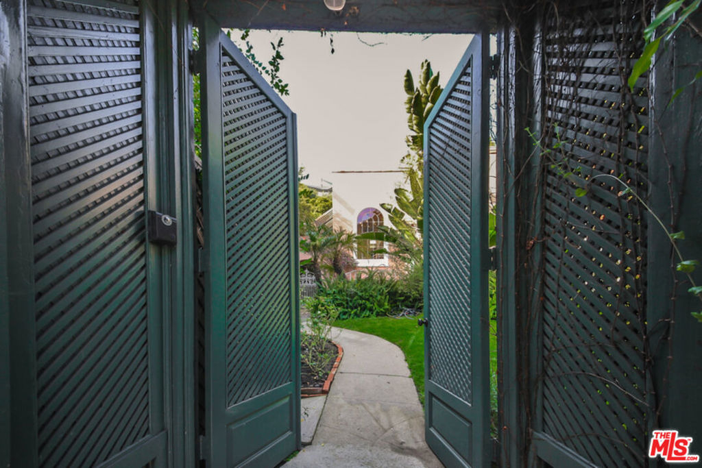 1367 N Beverly Drive - Photo 3