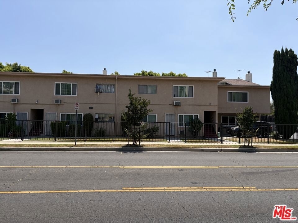 6150 Radford Avenue - Photo 12