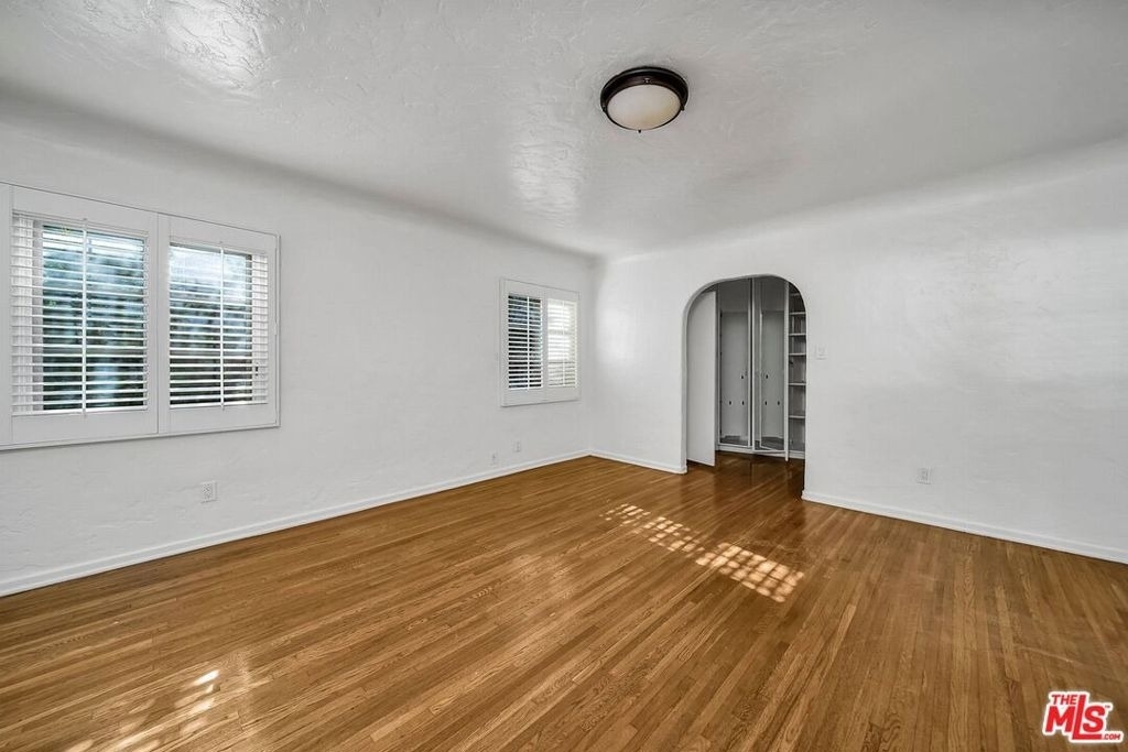 333 S Roxbury Drive - Photo 2