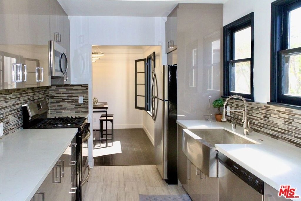 8216 Willoughby Avenue - Photo 4