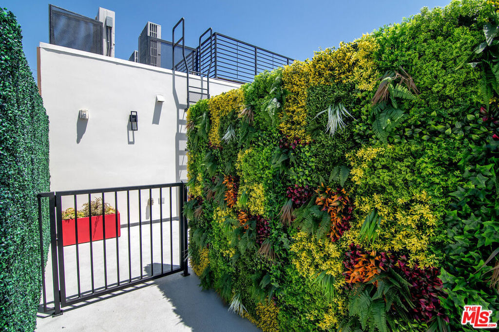 1236 N Fairfax Avenue - Photo 3