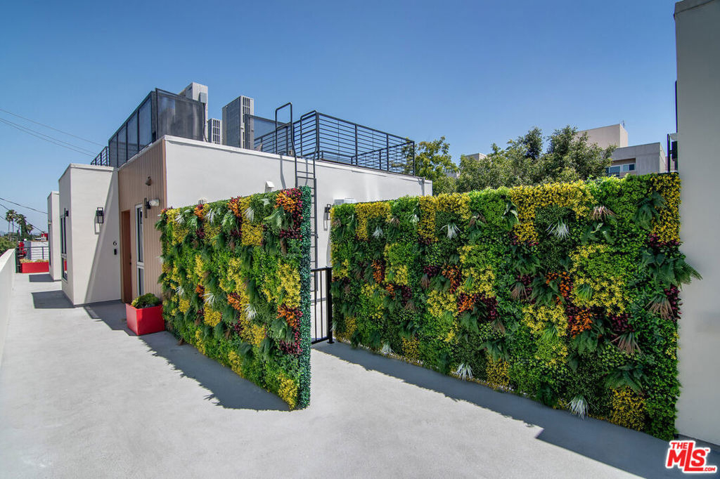 1236 N Fairfax Avenue - Photo 2