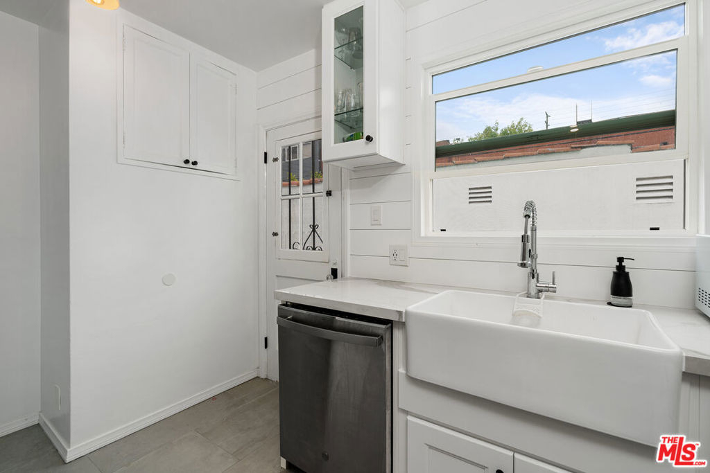 8472 Oakwood Avenue - Photo 10