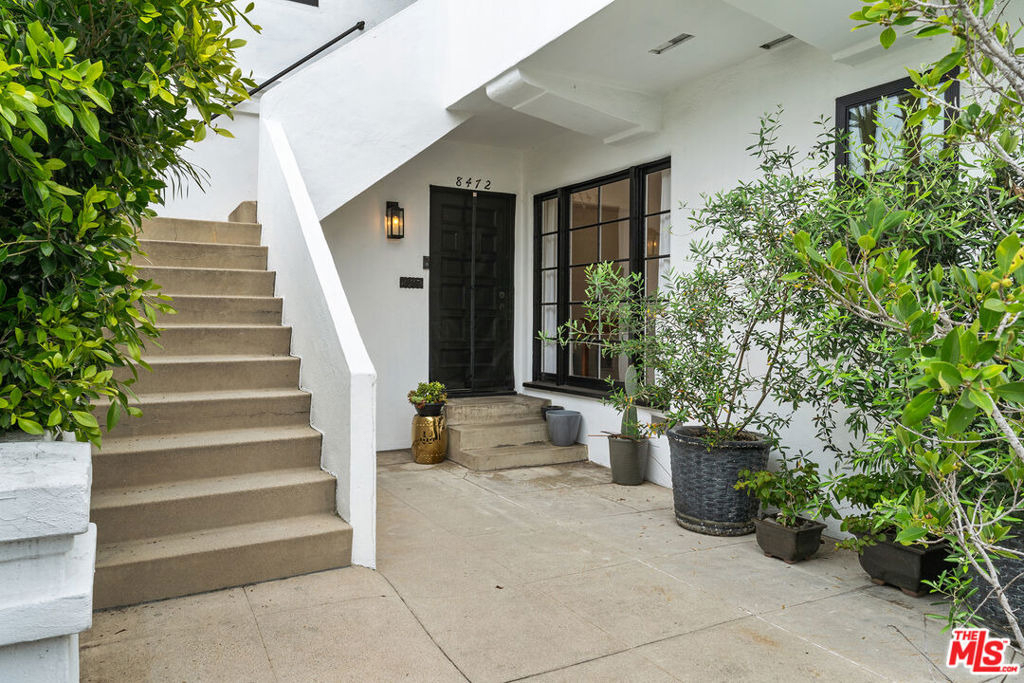 8472 Oakwood Avenue - Photo 2