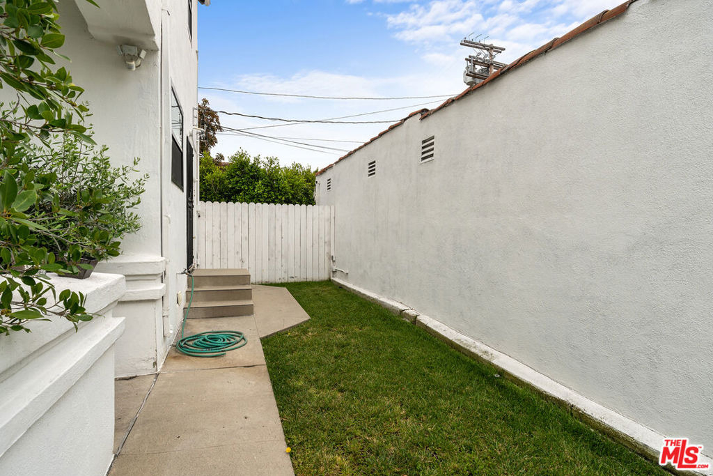 8472 Oakwood Avenue - Photo 17