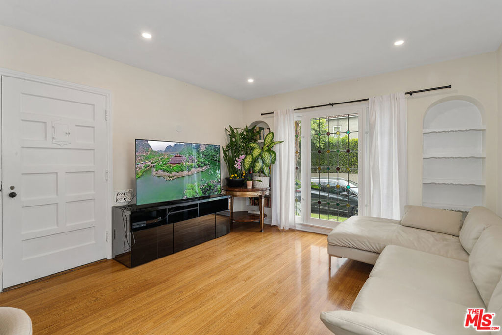 8472 Oakwood Avenue - Photo 3