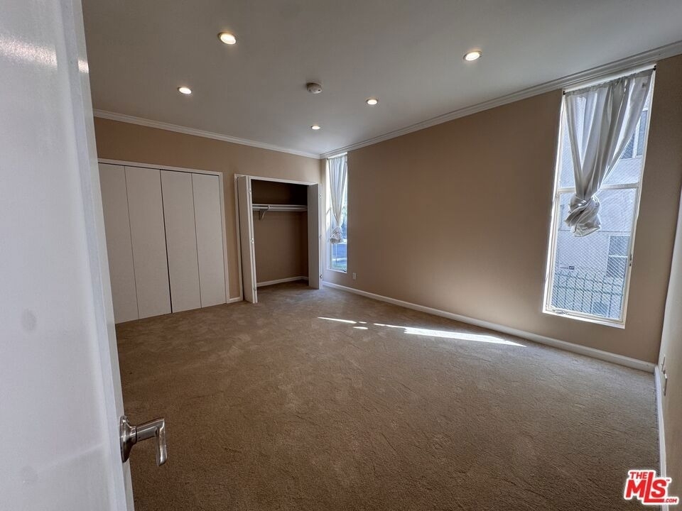 8550 Holloway Drive - Photo 9