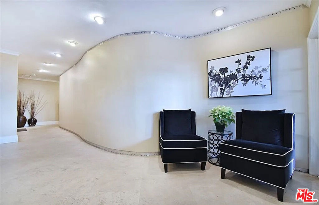 8550 Holloway Drive - Photo 2