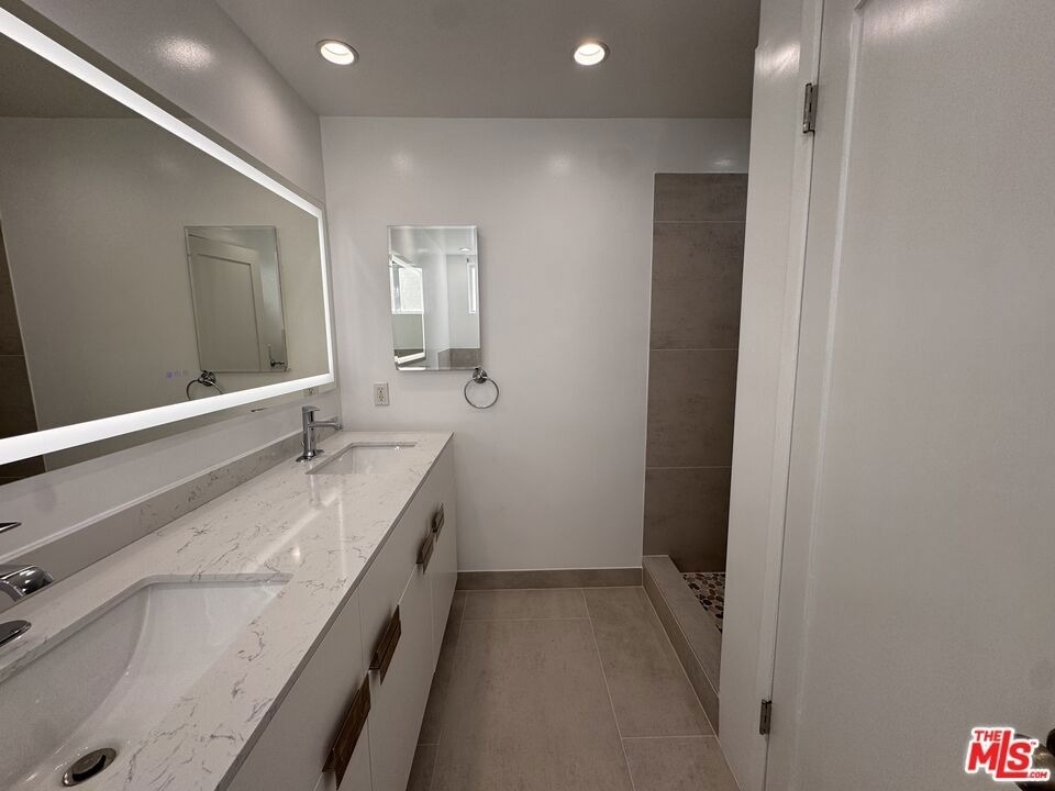 8550 Holloway Drive - Photo 11