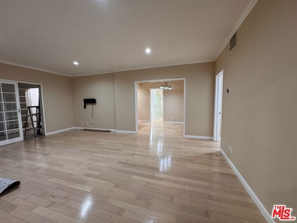 8550 Holloway Drive - Photo 3