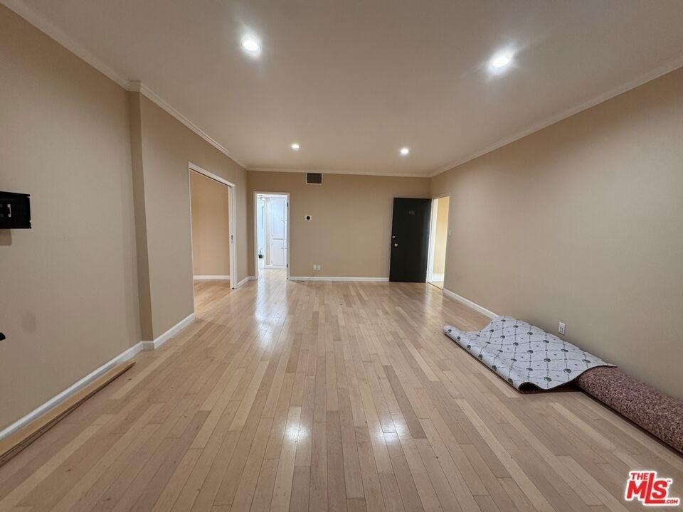8550 Holloway Drive - Photo 4
