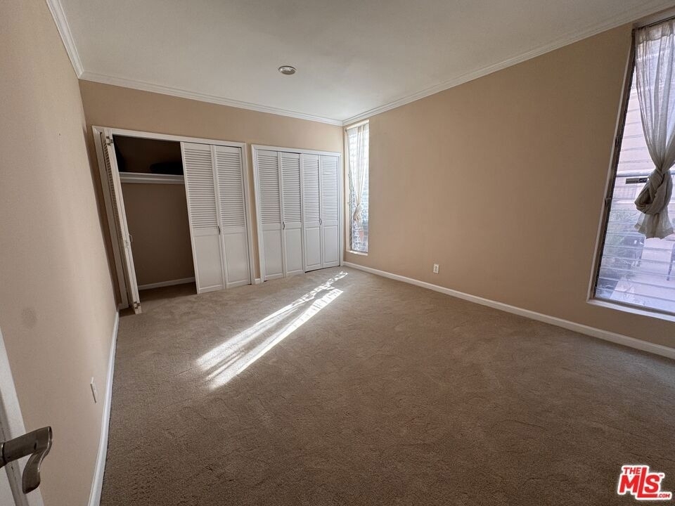 8550 Holloway Drive - Photo 15