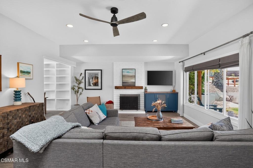 25031 Adelanto Drive - Photo 2