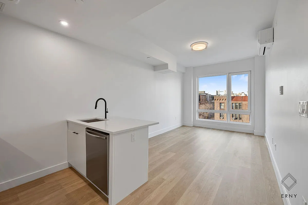 80 Linden Blvd - Photo 0
