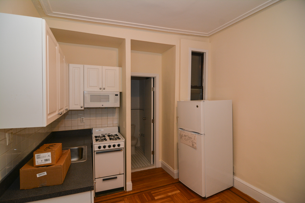 East 89th Street - Photo 4