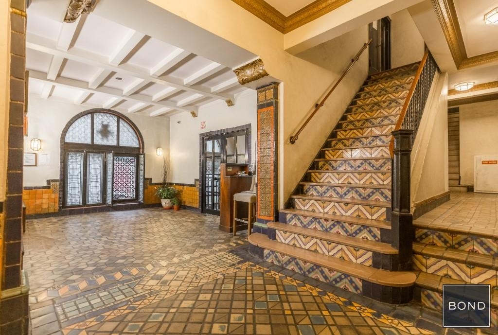 East 35th Street - Photo 8