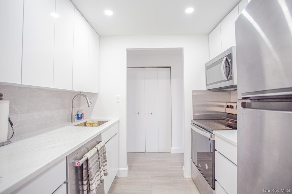 230 W Broadway - Photo 12