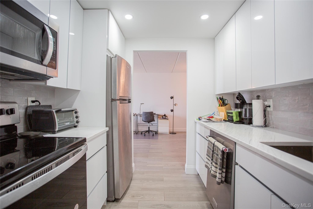 230 W Broadway - Photo 14