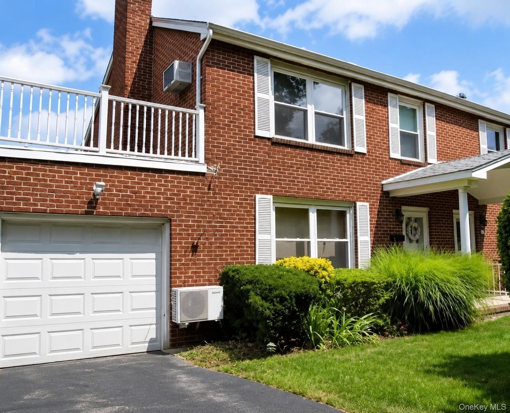 121 Manhasset Avenue - Photo 2