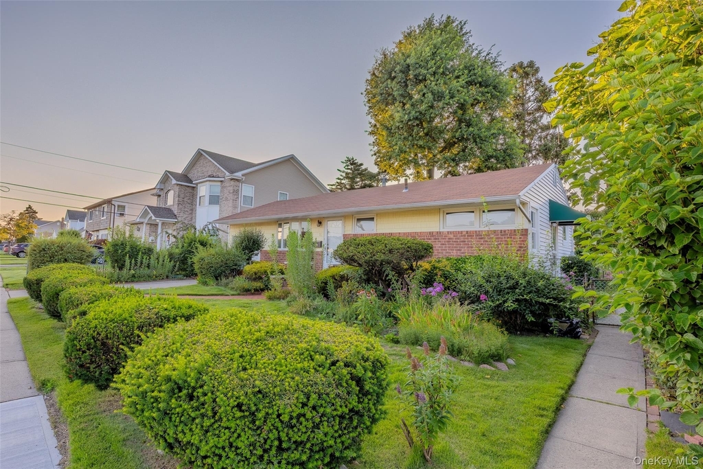 25 Surrey Lane - Photo 2