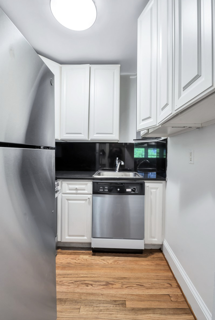 E 74th st & York Avenue - Photo 2