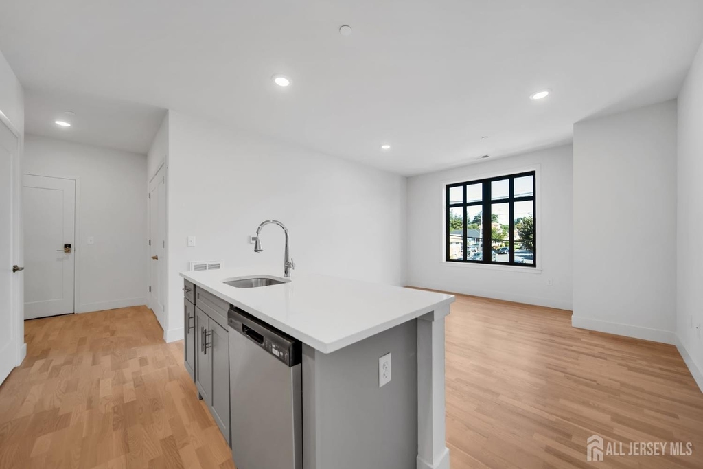 1037 Amboy Avenue - Photo 3