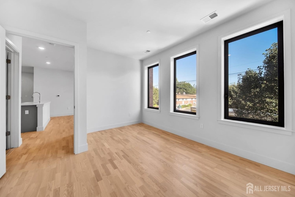 1037 Amboy Avenue - Photo 2