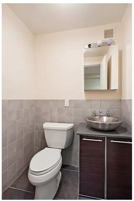 215 E 81st Street - Photo 3