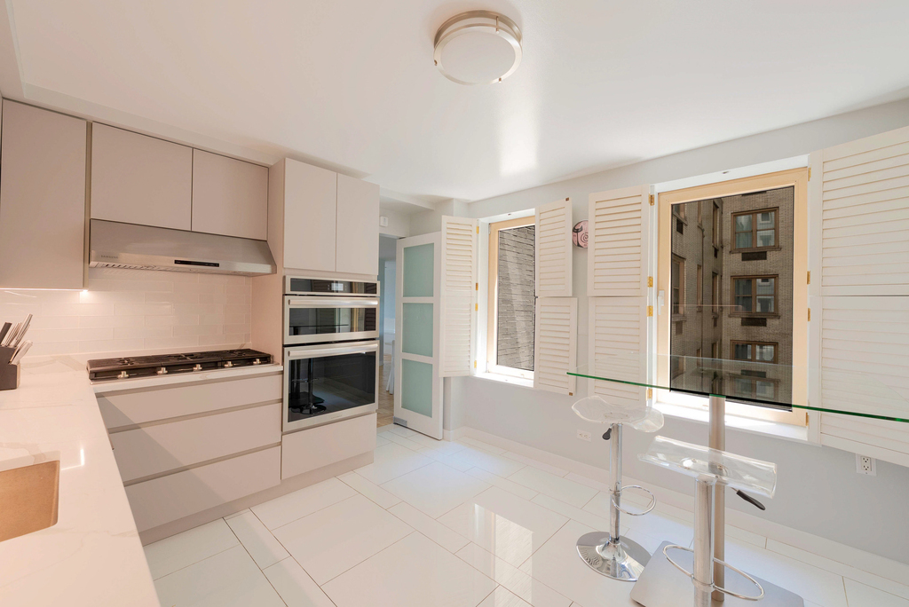 106 Central Park S - Photo 4