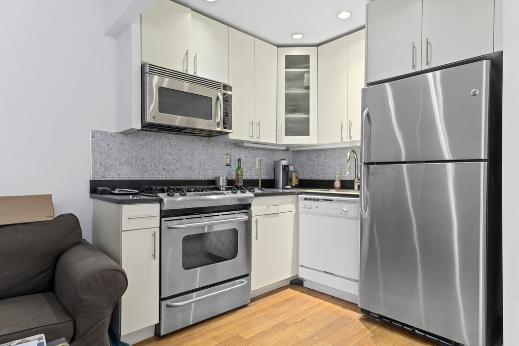 159 Bleecker Street - Photo 2
