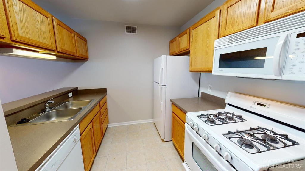 2785 S Knightsbridge Circle - Photo 1