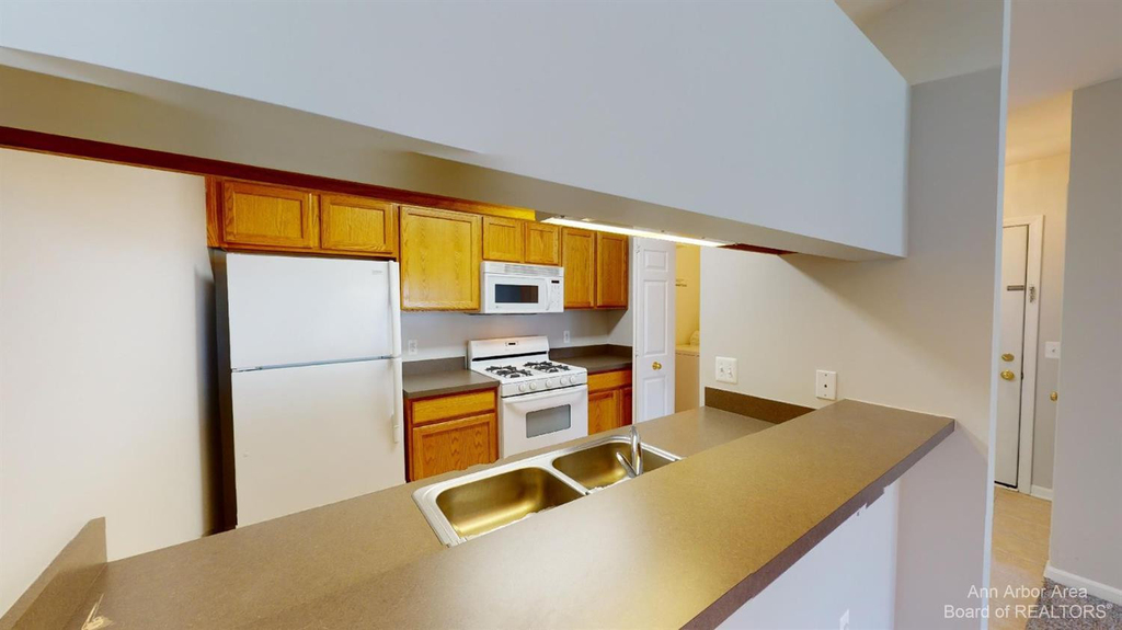2785 S Knightsbridge Circle - Photo 7