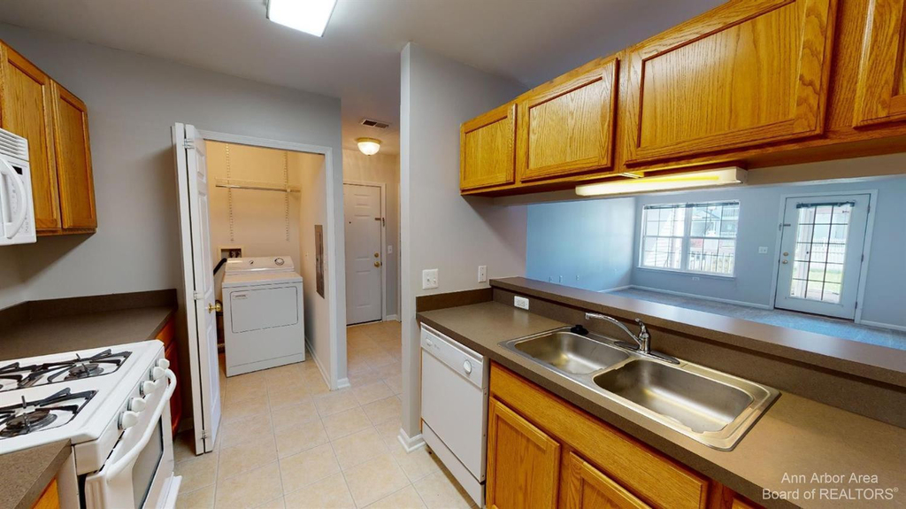 2785 S Knightsbridge Circle - Photo 2