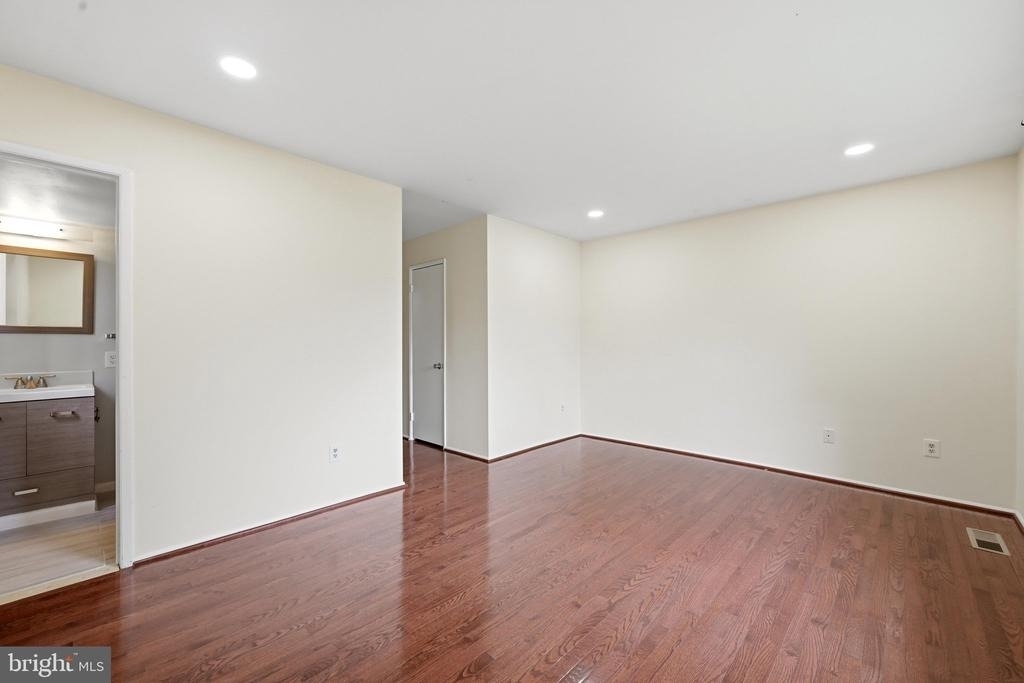 8811 Burbank Road - Photo 31