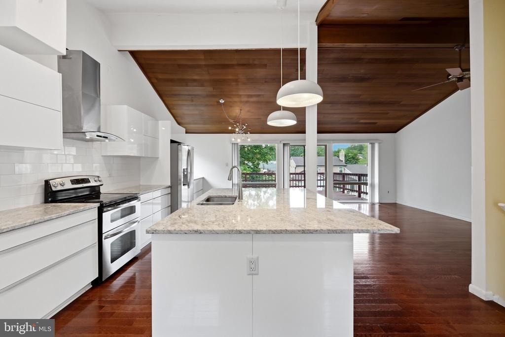 8811 Burbank Road - Photo 10