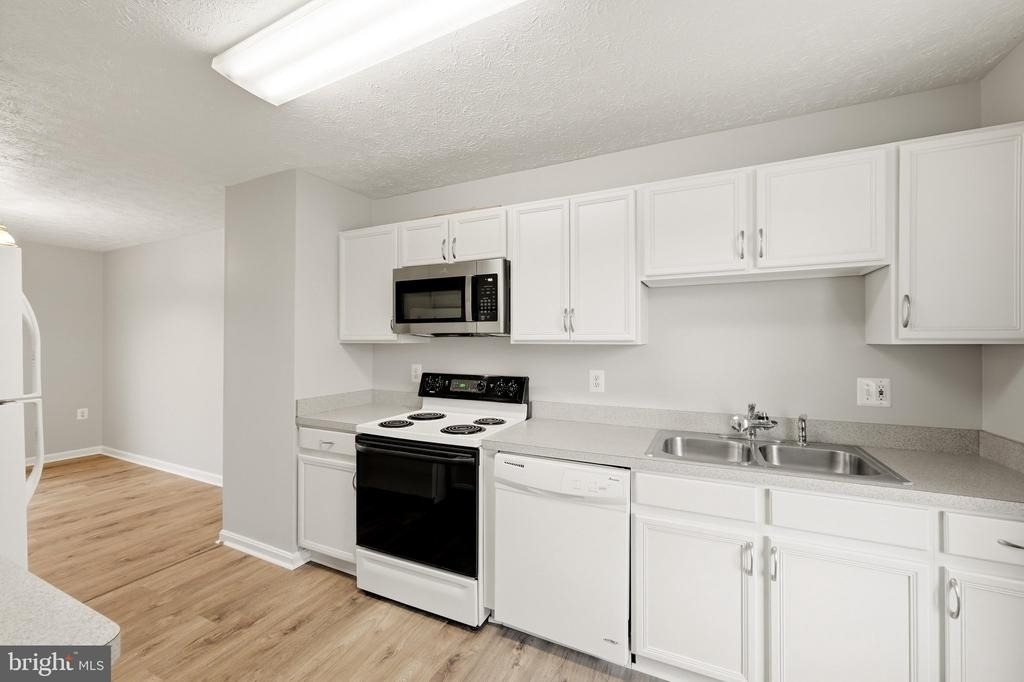219 Surrey Club Lane - Photo 8