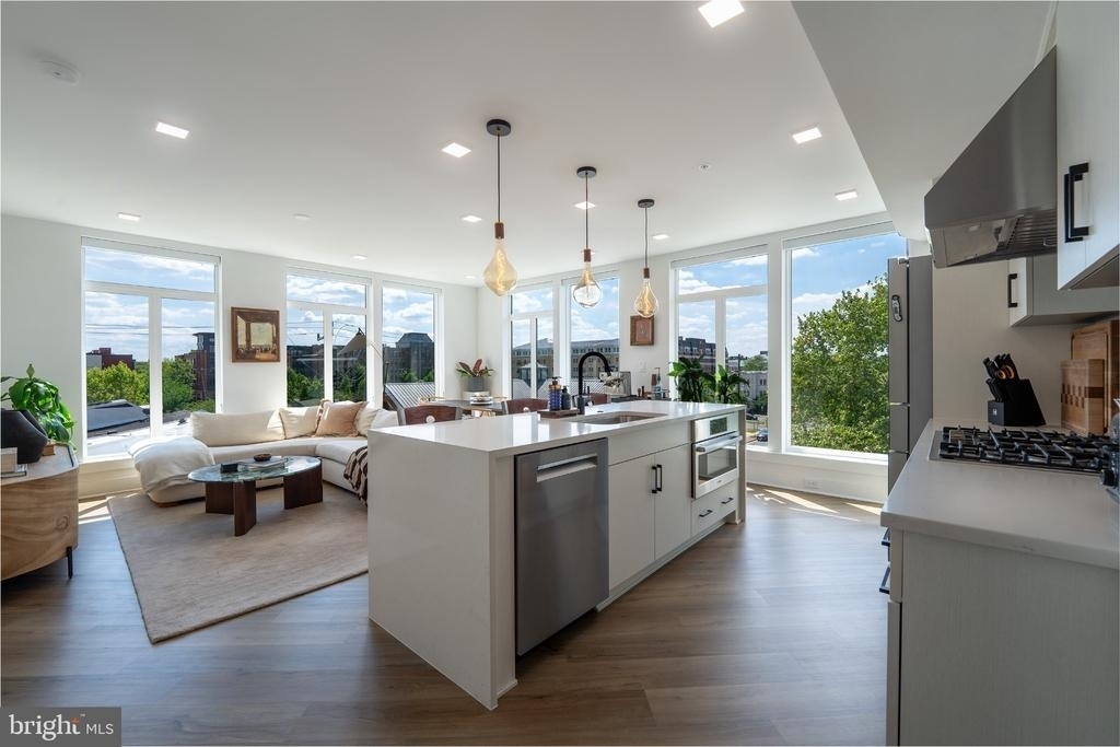 701 N Henry Street - Photo 2