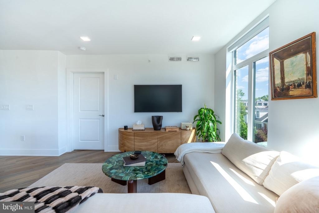 701 N Henry Street - Photo 10