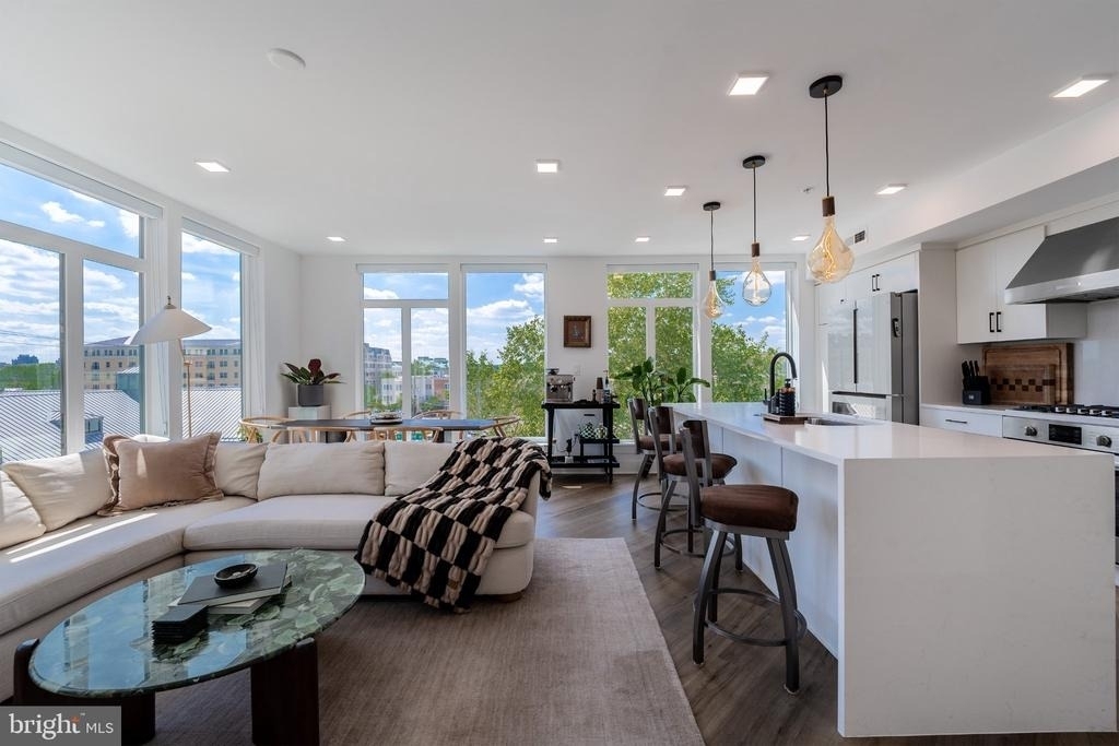 701 N Henry Street - Photo 3