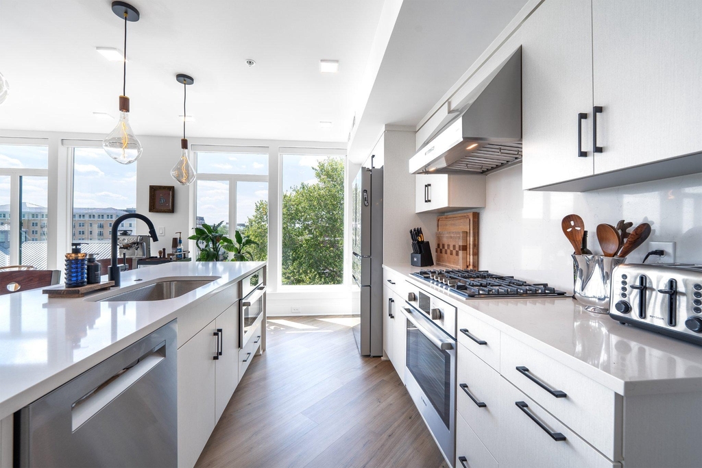 701 N Henry Street - Photo 6
