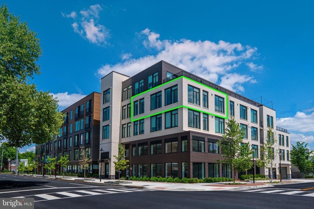 701 N Henry Street - Photo 1