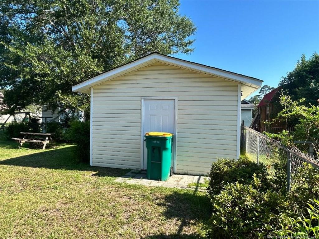 511 E 18 Street E - Photo 3