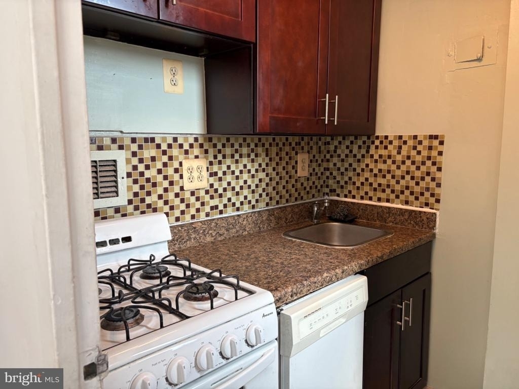 1021 Arlington Boulevard - Photo 2