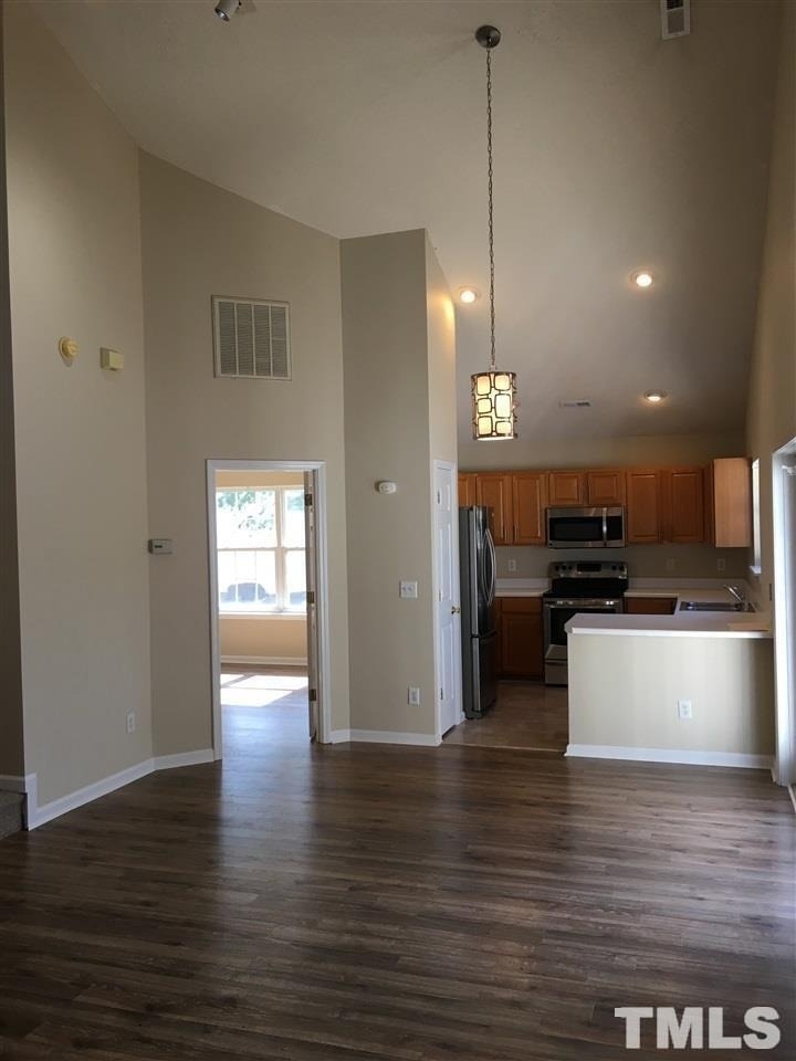 404 Commons Drive - Photo 3