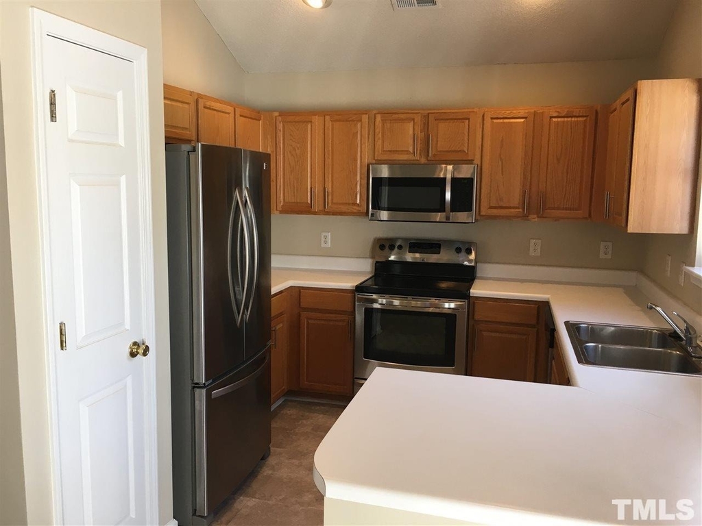 404 Commons Drive - Photo 4