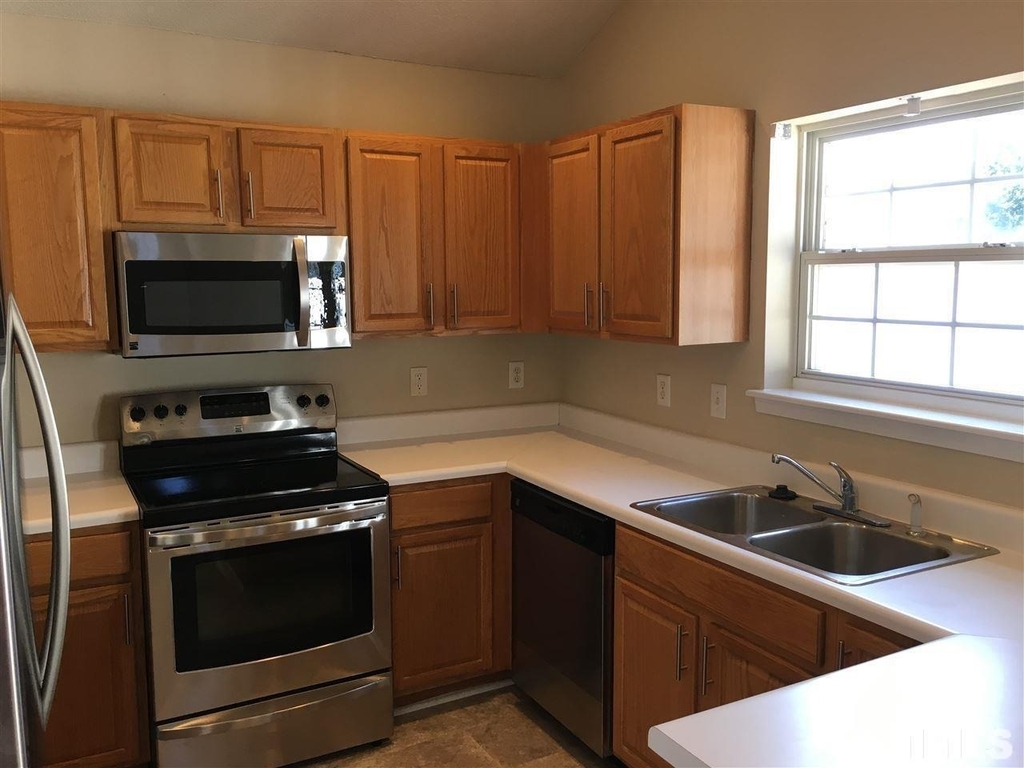 404 Commons Drive - Photo 5