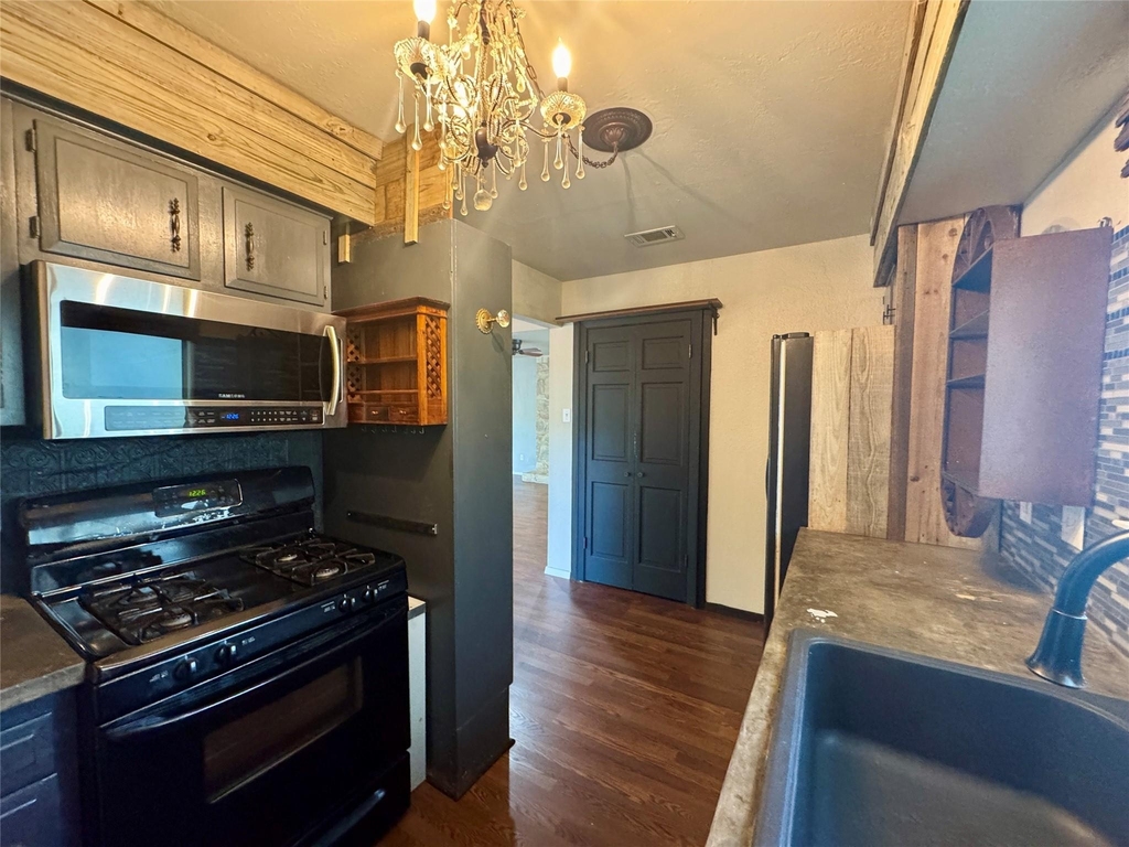 8004 Downing St - Photo 7